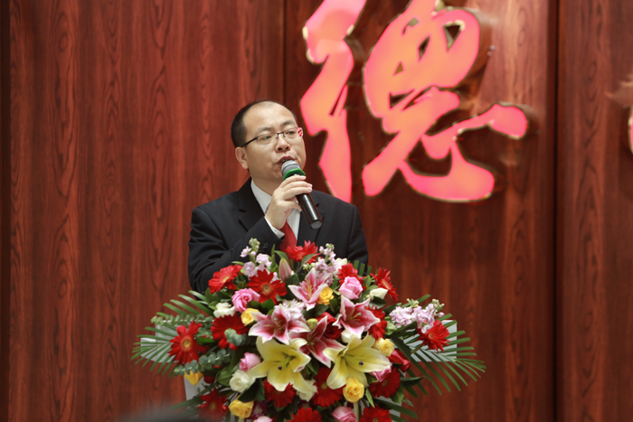 太阳神健康产业人力资源中心总监周小龙宣读优秀表彰决定